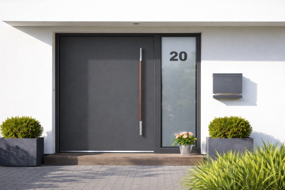 eine Tür mit einem Stock daran